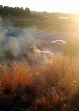 Πάφος: Αυτοκίνητο τυλίχθηκε στις φλόγες στον αυτοκινητόδρομο παρά την έξοδο Μανδριών - Φωτογραφία 2