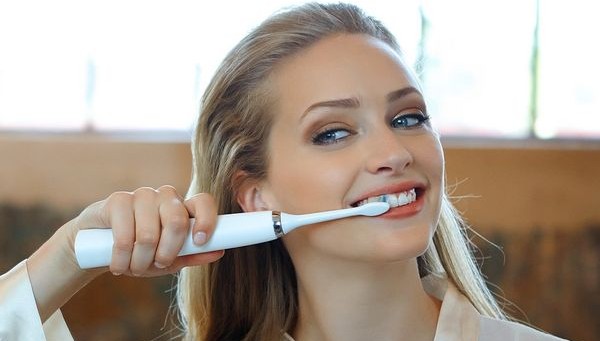 5 λάθη που κάνεις κάθε φορά που πλένεις τα δόντια σου - Φωτογραφία 1