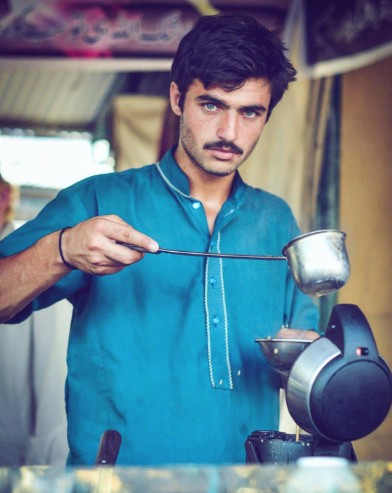 ΑΥΤΟΣ είναι ο πιο όμορφος Πακιστανός στον κόσμο σύμφωνα με χιλιάδες χρήστες - Για να ζήσει πουλάει... [photos] - Φωτογραφία 4