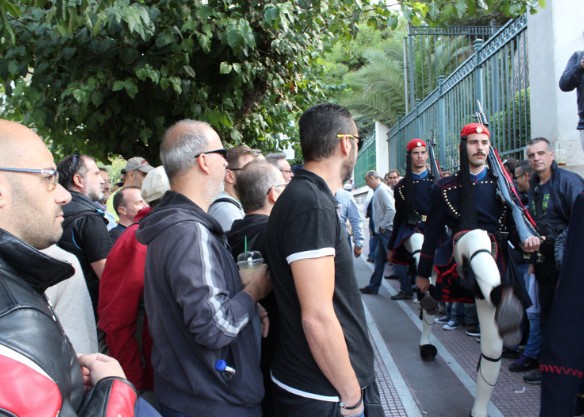 Η διαμαρτυρία εργαζομένων σε ΜΜΕ έξω από τη Βουλή για το «μαύρο» στα κανάλια  [photos] - Φωτογραφία 4