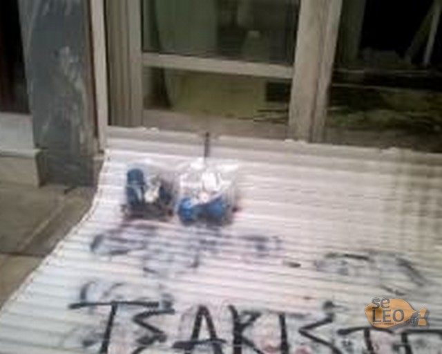 Επίθεση με γκαζάκια στα γραφεία του πολιτιστικού συλλόγου ''Δεσμοί Ελλήνων'' στη Θεσσαλονίκη - Φωτογραφία 2