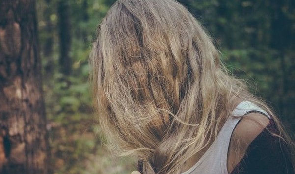 5 λόγοι που πέφτουν τα μαλλιά σου - Φωτογραφία 1