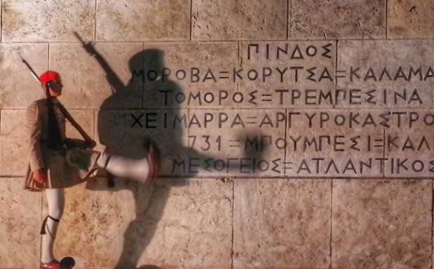 Κουκουλοφόρος πέταξε μολότοφ στους Ευζώνους στο μνημείο του Αγνώστου Στρατιώτη - Φωτογραφία 1