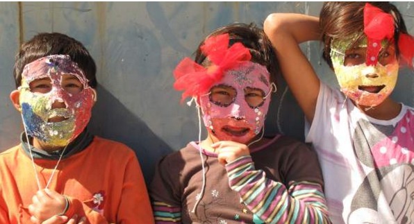 Προσφυγόπουλα φτιάχνουν θεατρικές μάσκες [photos] - Φωτογραφία 1