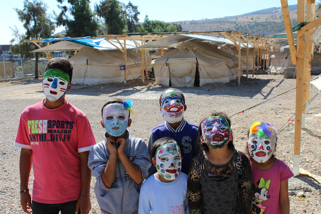 Προσφυγόπουλα φτιάχνουν θεατρικές μάσκες [photos] - Φωτογραφία 2