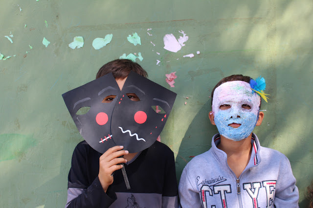 Προσφυγόπουλα φτιάχνουν θεατρικές μάσκες [photos] - Φωτογραφία 3