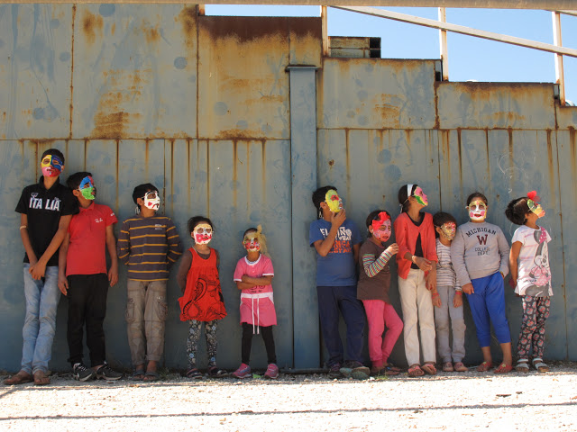 Προσφυγόπουλα φτιάχνουν θεατρικές μάσκες [photos] - Φωτογραφία 4