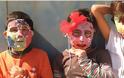 Προσφυγόπουλα φτιάχνουν θεατρικές μάσκες [photos]