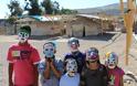 Προσφυγόπουλα φτιάχνουν θεατρικές μάσκες [photos] - Φωτογραφία 2