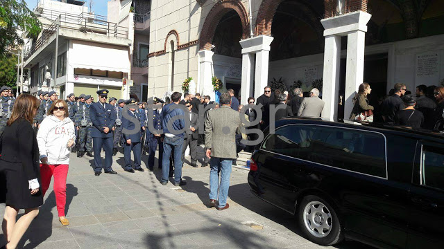 Ανείπωτος ΘΡΗΝΟΣ στην κηδεία του 32χρονου πιλότου του Τσέσνα [photos] - Φωτογραφία 6