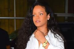 H Rihanna σου δείχνει τον νέο τρόπο να φοράς mini φούστα