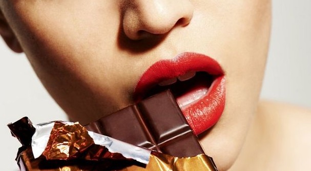 Να τι συμβαίνει στο σώμα σου μόλις φας σοκολάτα - Φωτογραφία 1