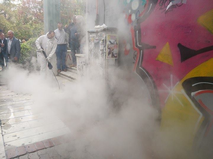 Νέο μηχάνημα που σβήνει τα graffiti, απομακρύνει πατημένες τσίχλες και βρωμιές τεστάρει ο Δήμος Λαρισαίων - Φωτογραφία 1