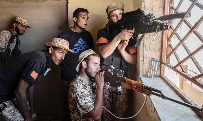 Λιβύη: Σφοδρές μάχες σπίτι με σπίτι στη Σύρτη – Απελευθερώθηκαν πέντε ξένοι όμηροι του ISIS - Φωτογραφία 1