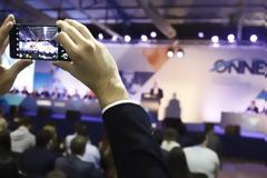 Selfies και νεανικά χαμόγελα στο συνέδριο της ΟΝΝΕΔ στην Παιανία [photos]