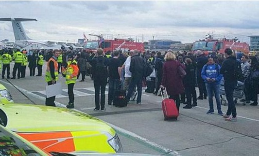 Περιστατικό με χημικά σε αεροδρόμιο του Λονδίνου [photos] - Φωτογραφία 1