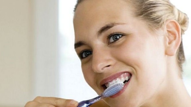 6 λάθη που σίγουρα κάνεις όταν βουρτσίζεις τα δόντια σου - Φωτογραφία 1