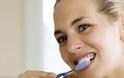 6 λάθη που σίγουρα κάνεις όταν βουρτσίζεις τα δόντια σου