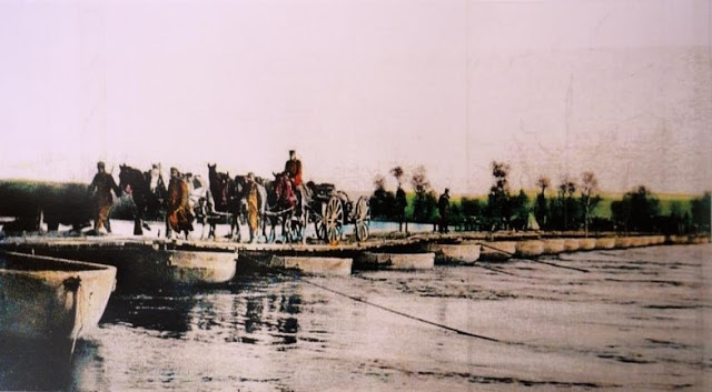 Η αυτοσχέδια πλωτή γέφυρα που «απελευθέρωσε» τη Θεσσαλονίκη - Φωτογραφία 1