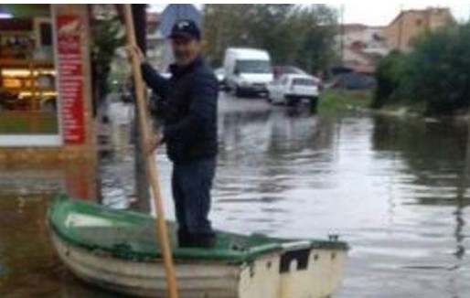 Με βάρκες στους πλημμυρισμένους δρόμους οι κάτοικοι στο Μεσολόγγι - AΠΙΣΤΕΥΤΕΣ εικόνες - Φωτογραφία 1