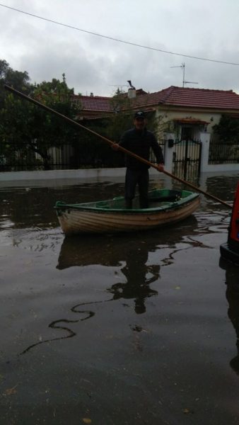 Με βάρκες στους πλημμυρισμένους δρόμους οι κάτοικοι στο Μεσολόγγι - AΠΙΣΤΕΥΤΕΣ εικόνες - Φωτογραφία 2