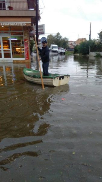 Με βάρκες στους πλημμυρισμένους δρόμους οι κάτοικοι στο Μεσολόγγι - AΠΙΣΤΕΥΤΕΣ εικόνες - Φωτογραφία 3