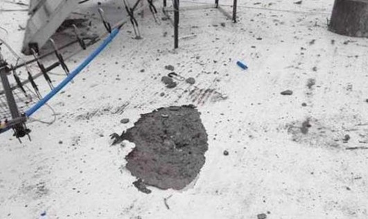 Κεραυνός χτύπησε πολυκατοικία στο Βόλο - «Εσκαψε» το τσιμέντο στην ταράτσα - Φωτογραφία 1