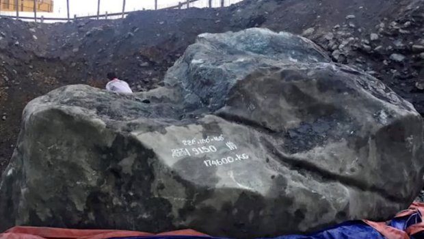 Βράχος από νεφρίτη αξίας 170 εκατομμυρίων δολαρίων βρέθηκε στη Μιανμάρ - Φωτογραφία 1