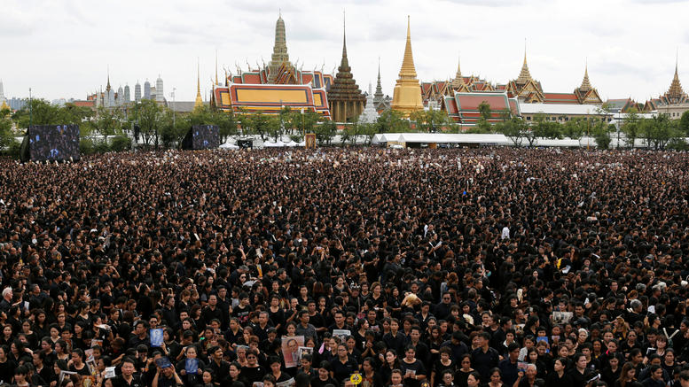 Χιλιάδες Ταϊλανδοί ντυμένοι στα μαύρα θρηνούν για τον νεκρό βασιλιά τους - Φωτογραφία 1