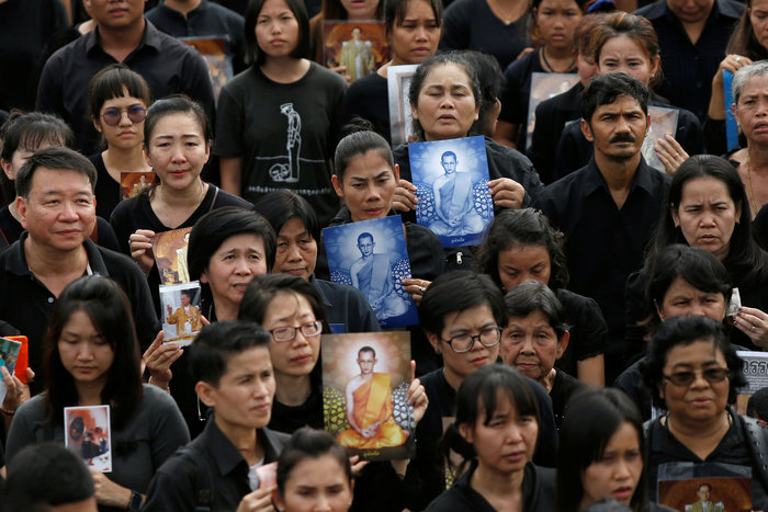 Χιλιάδες Ταϊλανδοί ντυμένοι στα μαύρα θρηνούν για τον νεκρό βασιλιά τους - Φωτογραφία 5