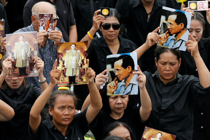 Χιλιάδες Ταϊλανδοί ντυμένοι στα μαύρα θρηνούν για τον νεκρό βασιλιά τους - Φωτογραφία 6