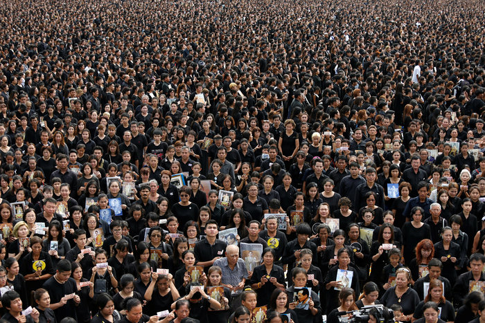 Χιλιάδες Ταϊλανδοί ντυμένοι στα μαύρα θρηνούν για τον νεκρό βασιλιά τους - Φωτογραφία 7
