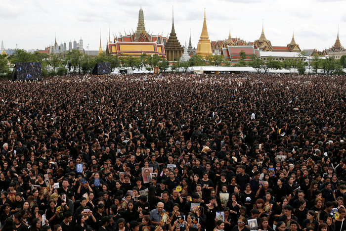 Χιλιάδες Ταϊλανδοί ντυμένοι στα μαύρα θρηνούν για τον νεκρό βασιλιά τους - Φωτογραφία 8