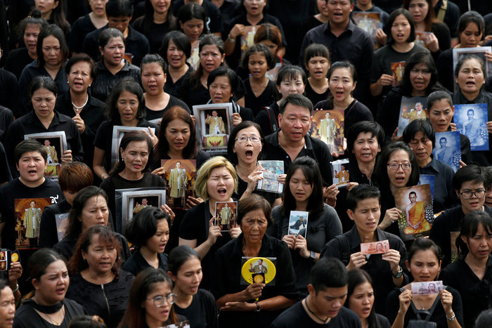 Χιλιάδες Ταϊλανδοί ντυμένοι στα μαύρα θρηνούν για τον νεκρό βασιλιά τους - Φωτογραφία 9