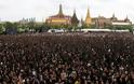 Χιλιάδες Ταϊλανδοί ντυμένοι στα μαύρα θρηνούν για τον νεκρό βασιλιά τους