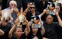 Χιλιάδες Ταϊλανδοί ντυμένοι στα μαύρα θρηνούν για τον νεκρό βασιλιά τους - Φωτογραφία 6