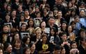 Χιλιάδες Ταϊλανδοί ντυμένοι στα μαύρα θρηνούν για τον νεκρό βασιλιά τους - Φωτογραφία 9