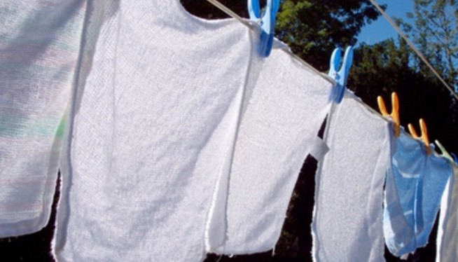 Πώς να διατηρείτε τα ρούχα σας κατάλευκα χωρίς χλωρίνη - Φωτογραφία 1
