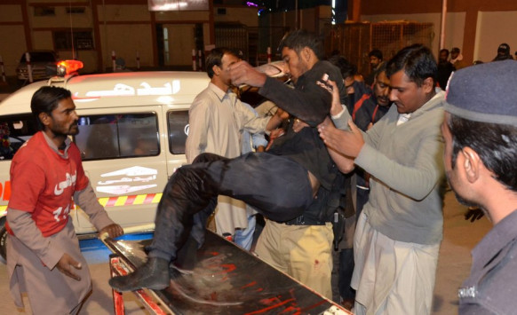 ΕΙΚΟΝΕΣ ΠΟΥ ΣΟΚΑΡΟΥΝ! Δεκάδες νεκροί στο Πακιστάν μετά από τρομοκρατική επίθεση - Φωτογραφία 1