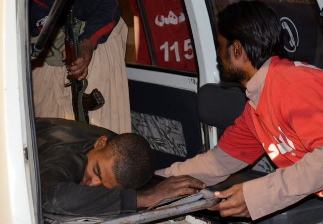 ΕΙΚΟΝΕΣ ΠΟΥ ΣΟΚΑΡΟΥΝ! Δεκάδες νεκροί στο Πακιστάν μετά από τρομοκρατική επίθεση - Φωτογραφία 2