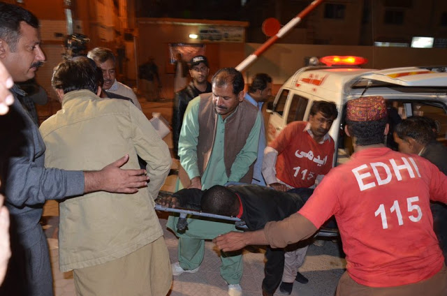 ΕΙΚΟΝΕΣ ΠΟΥ ΣΟΚΑΡΟΥΝ! Δεκάδες νεκροί στο Πακιστάν μετά από τρομοκρατική επίθεση - Φωτογραφία 4