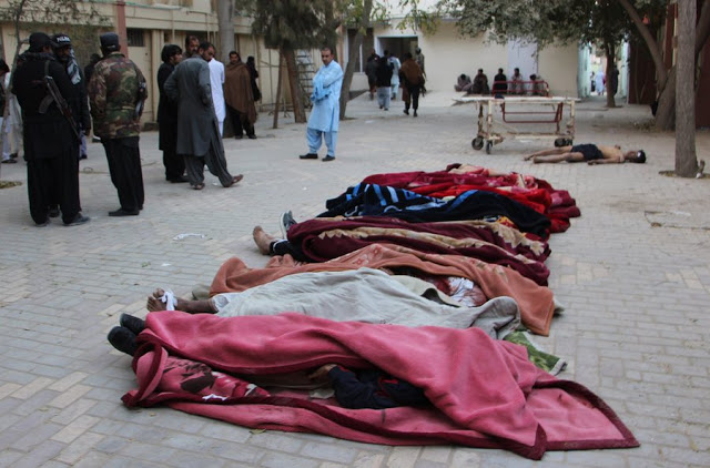 ΕΙΚΟΝΕΣ ΠΟΥ ΣΟΚΑΡΟΥΝ! Δεκάδες νεκροί στο Πακιστάν μετά από τρομοκρατική επίθεση - Φωτογραφία 5