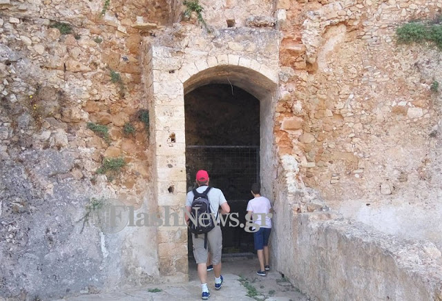 Τουρίστες καμαρώνουν τα σκουπίδια της παλιάς πόλης των Χανίων - Φωτογραφία 2