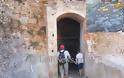 Τουρίστες καμαρώνουν τα σκουπίδια της παλιάς πόλης των Χανίων