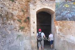Τουρίστες καμαρώνουν τα σκουπίδια της παλιάς πόλης των Χανίων