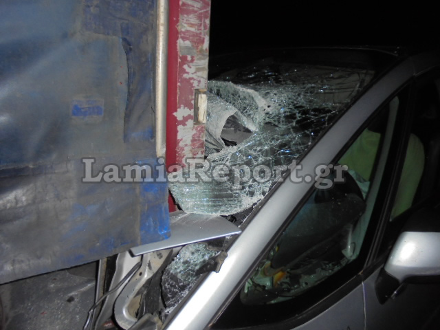 Φθιώτιδα: Καρφώθηκε πίσω από ακινητοποιημένο φορτηγό [photos] - Φωτογραφία 2