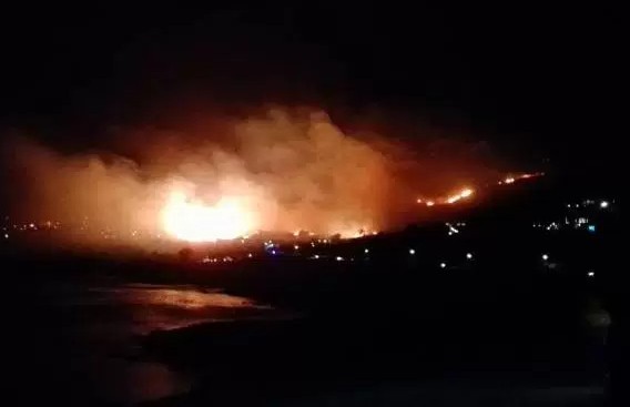 Σύρος: Νύχτα τρόμου...ισως η μεγαλύτερη φωτιά στο νησί - Απειλούνται πολλά σπίτια [video] - Φωτογραφία 1