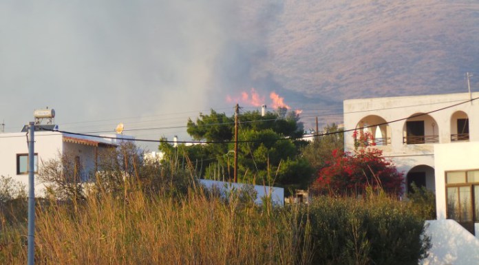 Σύρος: Νύχτα τρόμου...ισως η μεγαλύτερη φωτιά στο νησί - Απειλούνται πολλά σπίτια [video] - Φωτογραφία 2