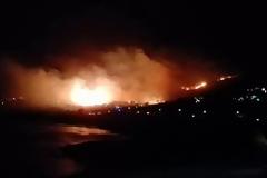 Σύρος: Νύχτα τρόμου...ισως η μεγαλύτερη φωτιά στο νησί - Απειλούνται πολλά σπίτια [video]