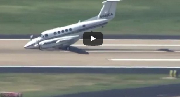 Δραματική προσγείωση αεροσκάφους με τη… μύτη! [video] - Φωτογραφία 1